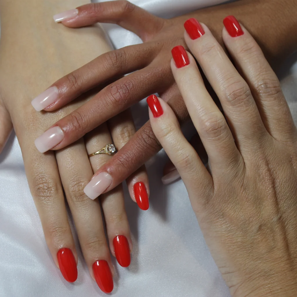 Tres manos con manicura de gel